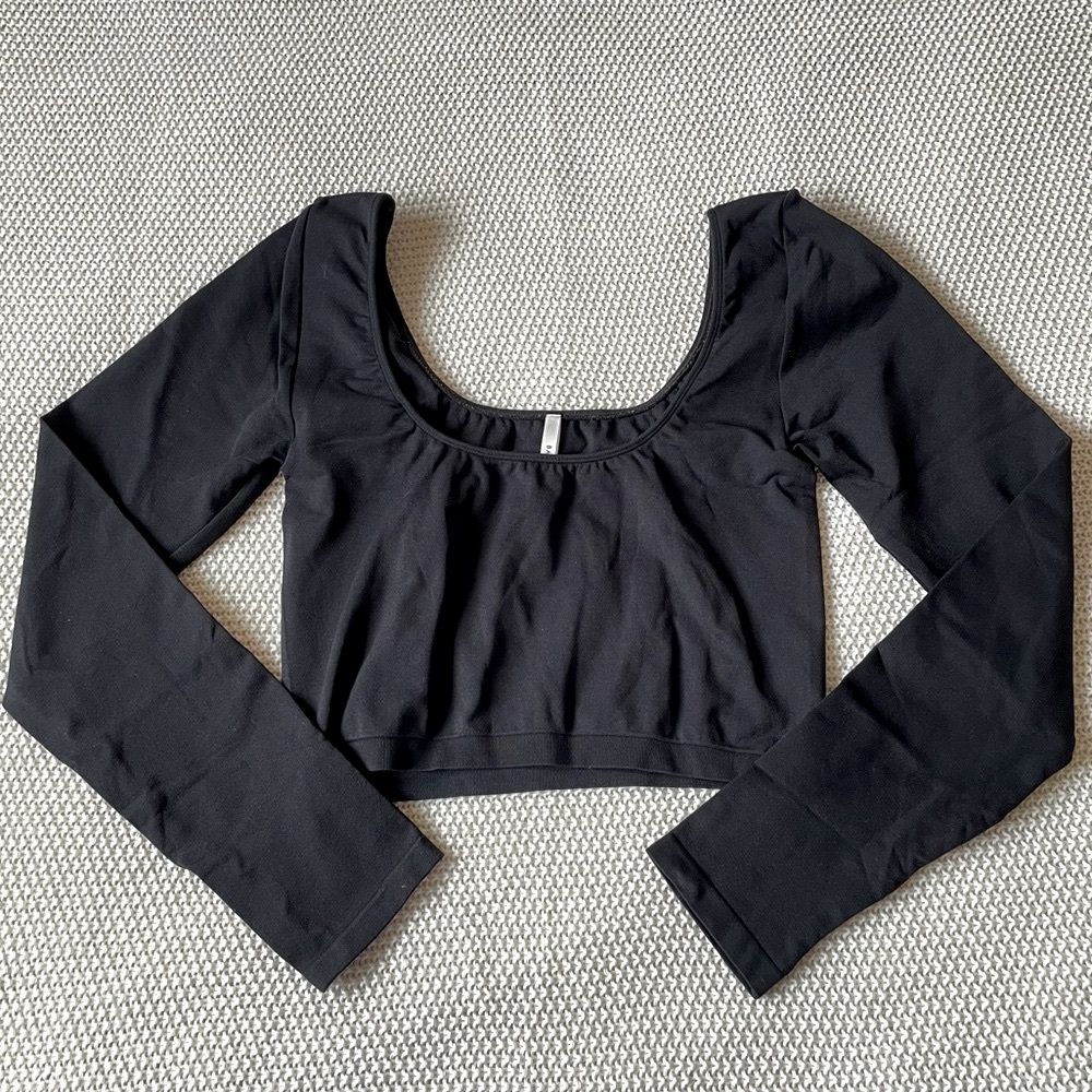 ARITZIA BABATON - Scoop Neck Black Cropped Long Sleeve Top